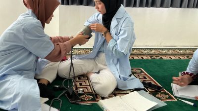 Mahasiswa Kebidanan Universitas Madani Indonesia Ikuti Praktikum Pemeriksaan TTV dan Posisi Pasien