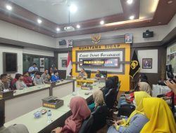 Mahasiswa UMINA Bersama Polres Blitar Kota Salurkan Paket Sembako dalam Program Polri Presisi Menyambut Ramadhan 1446 H