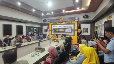Mahasiswa UMINA Bersama Polres Blitar Kota Salurkan Paket Sembako dalam Program Polri Presisi Menyambut Ramadhan 1446 H